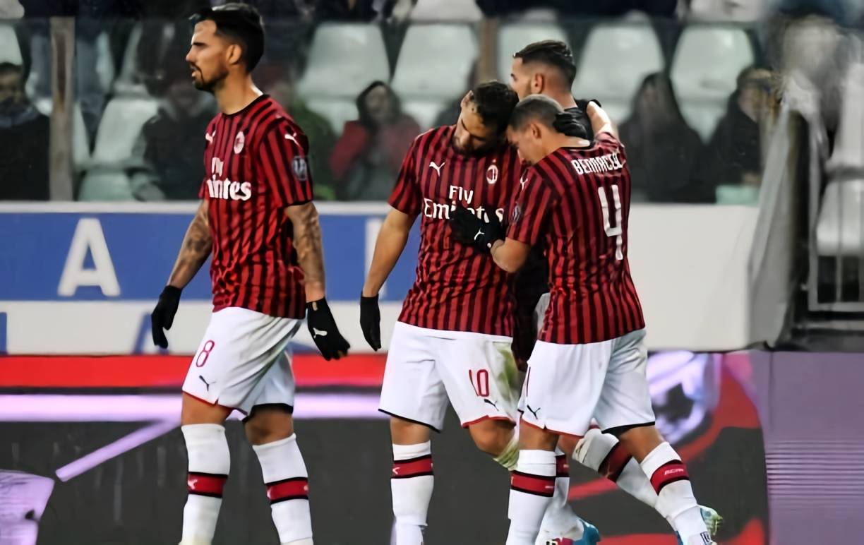 你故意的吧？范戴克防守传中时高举右手导致手球送点