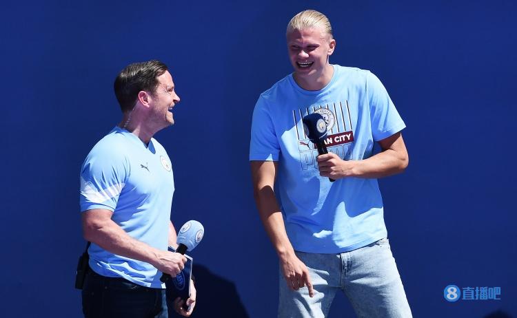 记者：斯卡洛尼将带着大力神杯参加世界杯抽签仪式