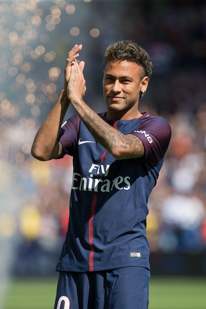 里夫斯：詹姆斯是历史级别的传球手，总在用最正确的方式打球