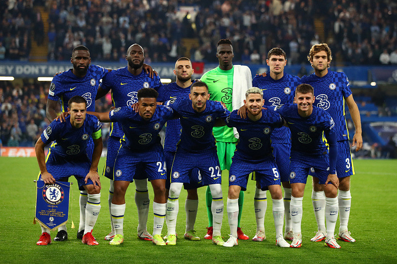 热刺全队已经抵达韩国，孙兴慜、梁民革举韩国国旗合照