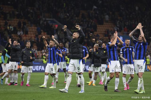 荣耀时刻，网球名将阿尔卡拉斯为迈阿密颁发美职联东部冠军奖杯