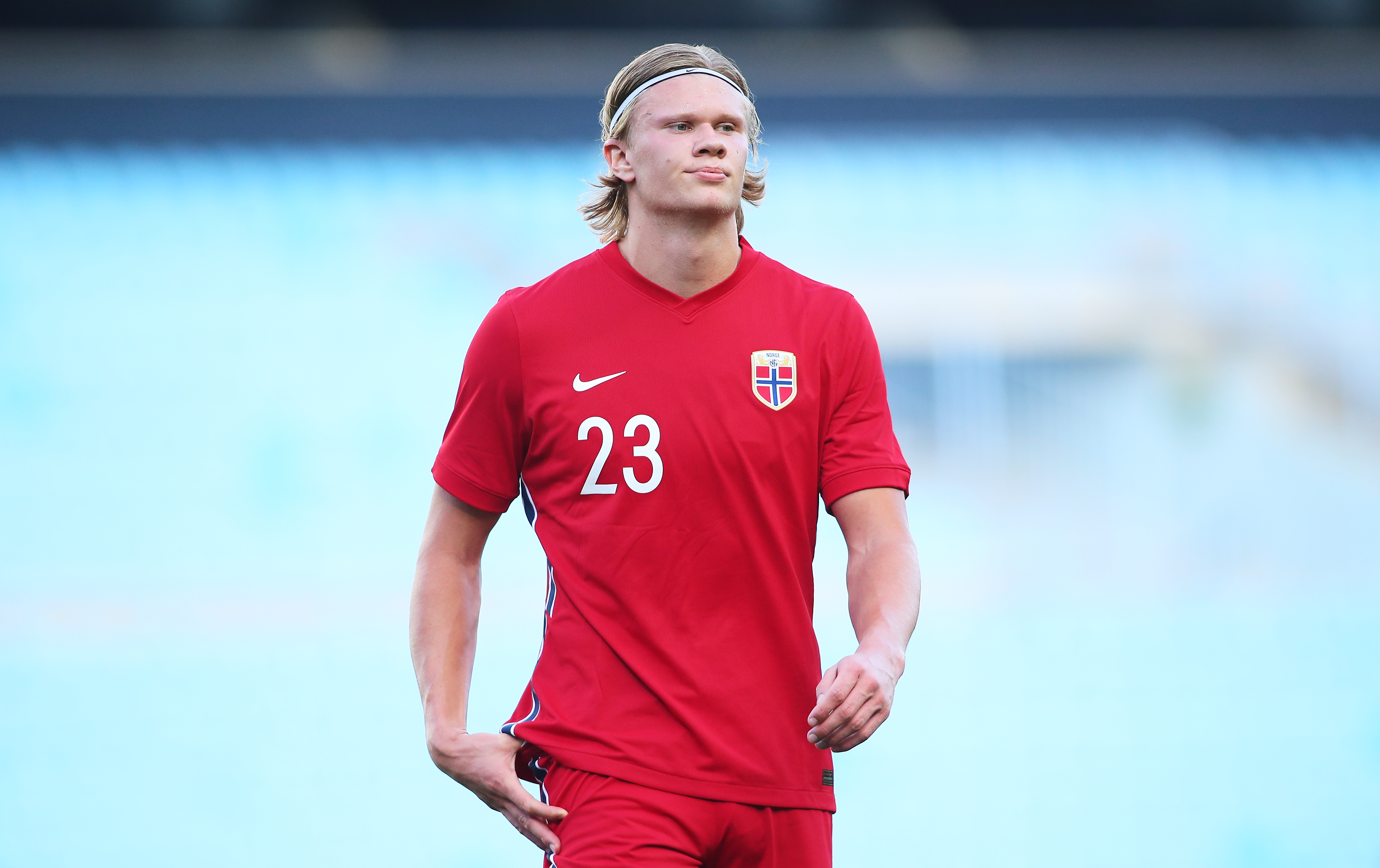 足球转会市场最新签约及趋势分析