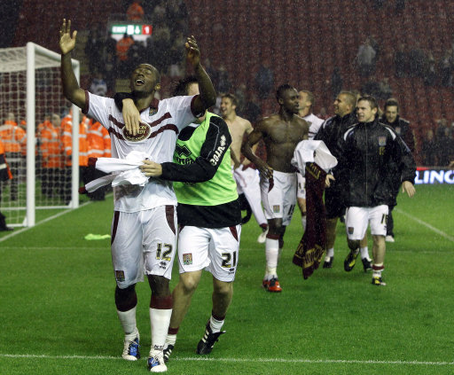 都体：邓弗里斯可能继续缺席与马竞比赛；泽林斯基已参加合练